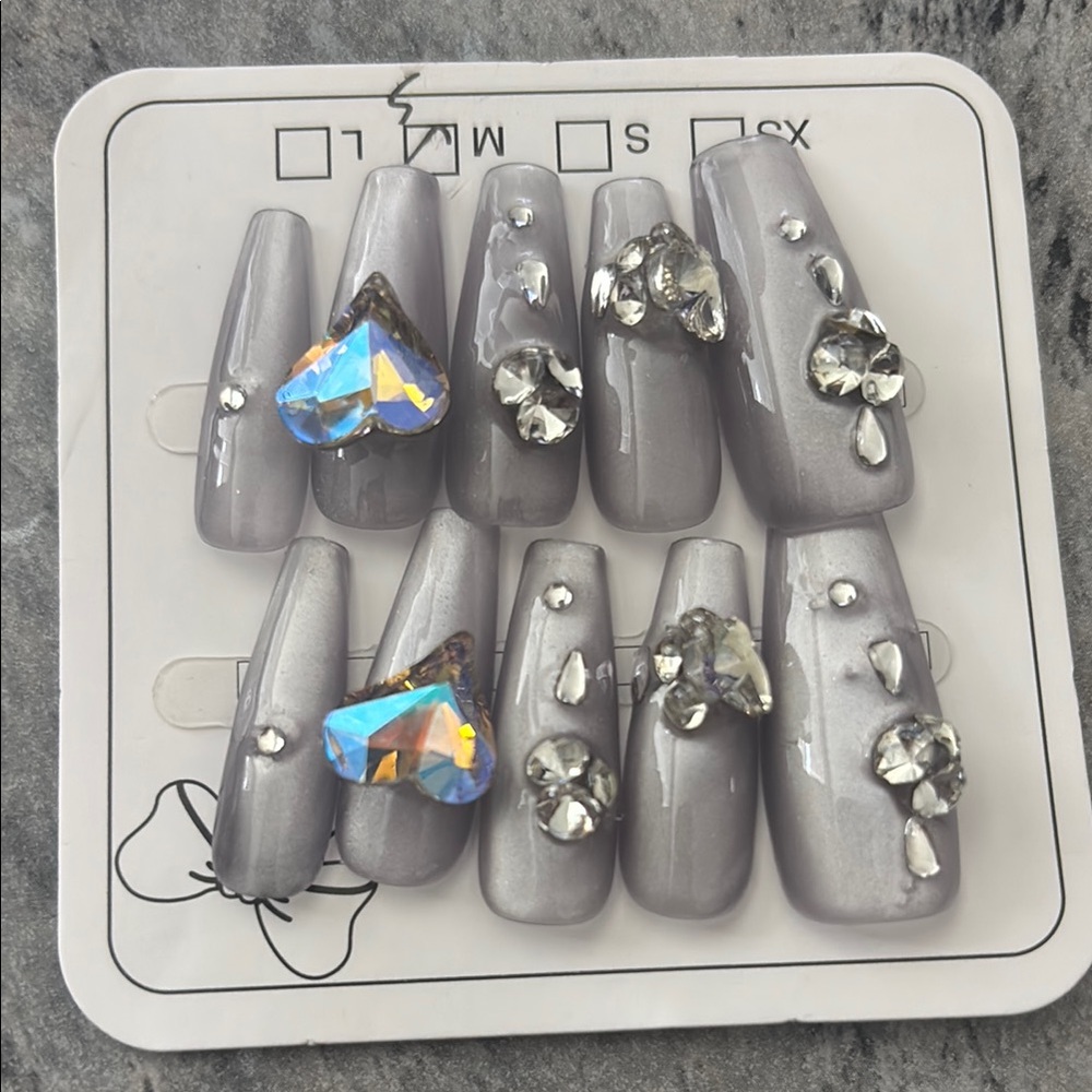 ✨💞Silver Sparkle Press-On Nails with Heart Rhinestone Accents | Glam & Chic✨🩶